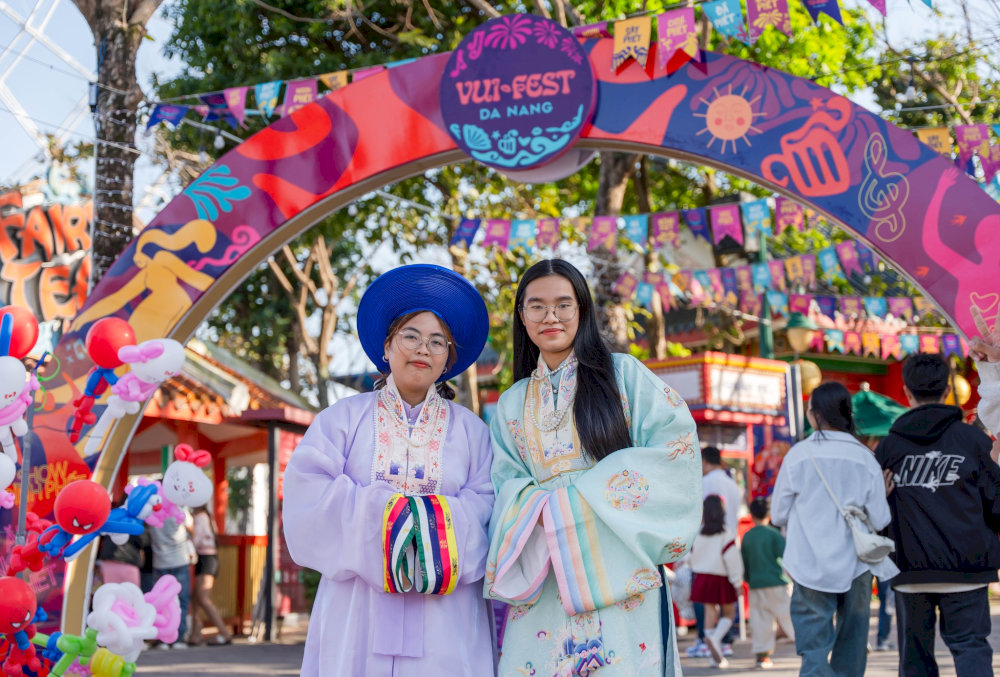 Visitors enjoy the vibrant events at the VUI-Fest Market 